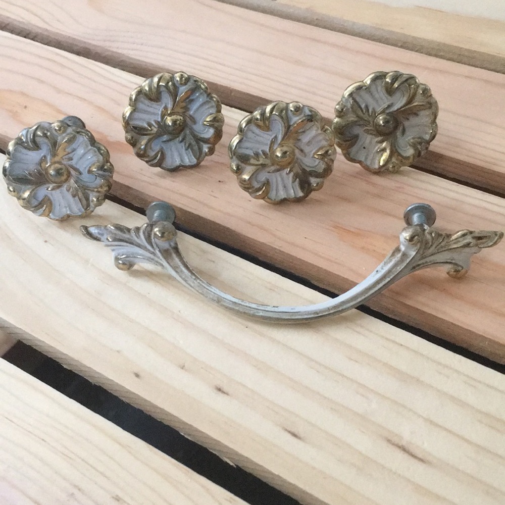 🌼SALE!🌼 Vintage Mid-Century Drawer Knobs
